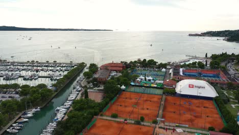 Drohnenantenne-Fliegt-Vorwärts-In-Richtung-Meer-Von-Portoroz---Offene-Tennisplätze-Des-ATP-Challenger-Slowenien