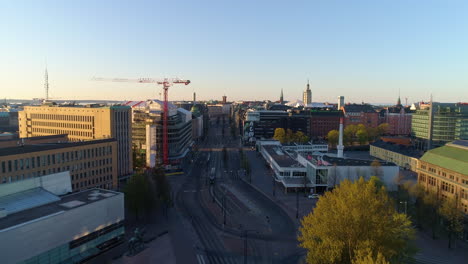 Luftaufnahme-Mit-Blick-Auf-Die-Ruhige-Straße-Manierheimintie-Und-Die-Innenstadt-Von-Helsinki,-Sonnig,-Sonnenaufgang-Am-Sommermorgen,-In-Toolo,-Helsingfors,-Uusimaa,-Finnland---Aufgang,-Drohnenaufnahme