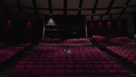 Teatro-Místico-Cuando-Estás-Solo-En-Medio-De-La-Escena-Donde-Algo-Loco-Está-Por-Suceder