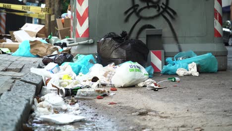 Montón-De-Basura-En-Medio-De-La-Ciudad.