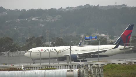 Flugzeug-Begibt-Sich-Zum-Ziel---Start