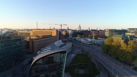 Tranquilo-Centro-De-Helsinki,-Vista-Aérea-Con-Vistas-A-La-Falta-De-Gente-Y-Tráfico-En-La-Avenida-Wayheimintie,-Soleada-Mañana-De-Verano,-En-Kluuvi,-Helsingfors,-Finlandia---Vacío-Debido-Al-Covid-19