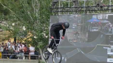 Un-Niño-En-El-Parque-De-Patinaje-Realiza-Trucos-Atrevidos-En-Bicicleta,-Elevándose-Por-Encima-Del-Suelo-Con-Impresionantes-Acrobacias