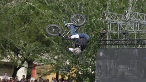 Ciclista-De-BMX-Haciendo-Un-Impresionante-Truco-De-Doble-Látigo-Hacia-Atrás-En-El-Aire