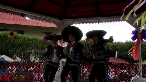 Toma-En-Cámara-Lenta-De-Mariachi-Y-Bailarines