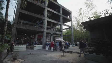 Visitantes-Fuera-Del-Edificio-Abandonado-En-El-Parque-De-La-Tierra-Negra-En-Nyoiseau