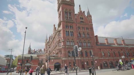 St.-Pancras-International-Kehrt-Mit-Einer-Verkleinerung-Und-Einem-Leichten-Rückgang-Für-Die-Öffentlichkeit-Zu-Seinem-Sehr-Geschäftigen-Selbst-Zurück