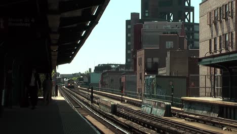 U-Bahn-Fährt-Am-Bahnsteig-In-Brooklyn-Vorbei