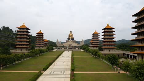 Vista-Aérea-Aérea-De-Drones-Del-Complejo-Del-Museo-Del-Buda-Dorado-De-Fo-Guang-Shan