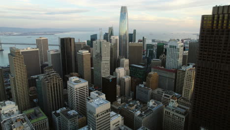 Vista-Aérea-Inclinada-Sobre-Rascacielos,-En-La-Soleada-San-Francisco,-California,-Estados-Unidos