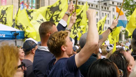 Partidarios-Del-Partido-De-Extrema-Derecha-Flamenco-Vlaams-Belang-Animando-Y-Cantando-Durante-Una-Manifestación-De-Protesta-En-Bruselas,-Bélgica