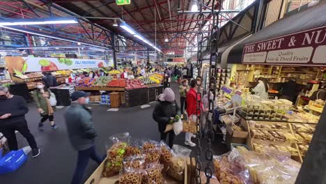 Mercado-Lleno-De-Gente-En-Melbourne-Durante-El-Cierre,-Máscaras-Faciales-Y-Compradores