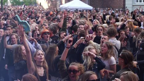 Los-Jóvenes-Asistentes-Al-Festival-Y-A-La-Fiesta-Disfrutan-De-La-Vida-En-Una-Fiesta-Callejera-Al-Aire-Libre-Bailando-Juntos,-Unidos-Como-Amigos.