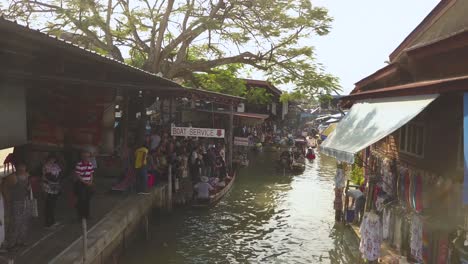 Vista-Aérea-De-Drones-Del-Vibrante-Mercado-Flotante,-Tailandia,-Tiendas,-Gente,-Barcos-En-Un-Mercado-Auténtico-En-El-Campo-Tailandés.