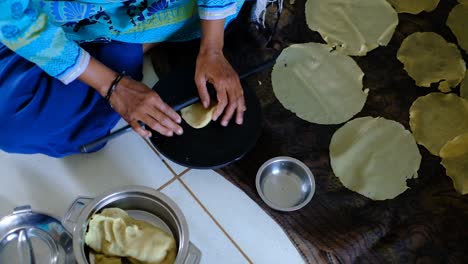 Nahaufnahmeszene,-In-Der-Eine-Indische-Frau-Papadam-Herstellt-Und-Papadam-Webt