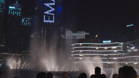 Touristen-Mit-Smartphones-Beobachten-Die-Dubai-Fountain-Show-Im-Mai-2021-In-Den-Vereinigten-Arabischen-Emiraten-Vor-Dem-Burj-Khalifa-Bei-Nacht