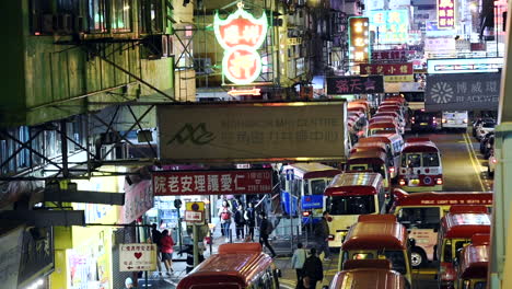 Autobuses-De-Luz-Pública-Y-Personas-En-La-Terminal-Al-Lado-De-La-Calle-En-Hong-Kong-Cerca-De-Edificios-Comerciales---Timelapse