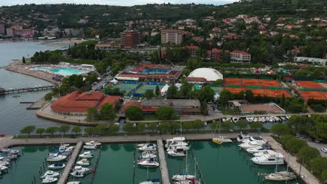 Drone-Aéreo-Lento-Giratorio-A-La-Izquierda-Vista-Voladora-De-Portoroz-Antes-Del-Atp-Retador-Tenis-Abierto-De-Eslovenia