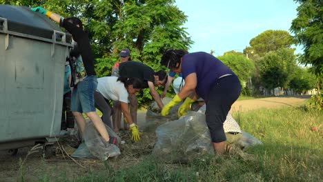 Equipo-De-Activistas-Recogiendo-Hierba-Del-Vertedero.