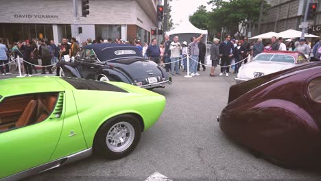 Coches-Clásicos-En-Exhibición-En-El-Salón-Del-Automóvil.