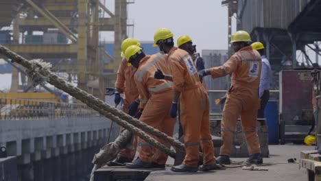 Dockworkers-Pulling-Together-Mooring-Line-At-The-Port-In-Paradip,-Odisha,-India