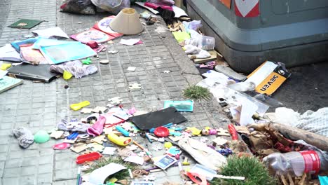 Müll-Mitten-Auf-Dem-Bürgersteig-Der-Stadt