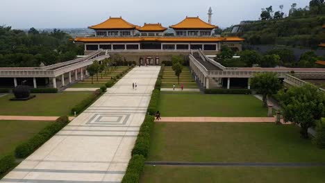 Vista-Aérea-De-Drones-Descendente-Hacia-Adelante-Del-Complejo-Del-Museo-Del-Buda-Dorado-De-Fo-Guang-Shan