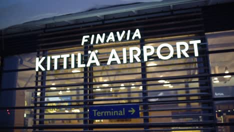 Cartel-Iluminado-Con-El-Nombre-Del-Aeropuerto-De-Kittila,-En-La-Entrada,-Por-La-Noche,-En-Finlandia