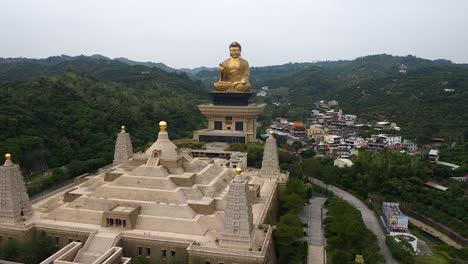 Vista-Aérea-De-Vuelo-Giratorio-A-La-Derecha-Del-Complejo-Del-Museo-De-La-Estatua-Del-Buda-Dorado-De-Fo-Guang-Shan,-Taiwán