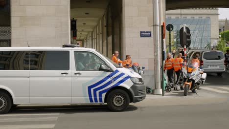 Belgischer-Polizeiwagen-Und-Polizisten-In-Motorraduniform-In-Der-Stadt-Brüssel,-Belgien---Zeitlupe