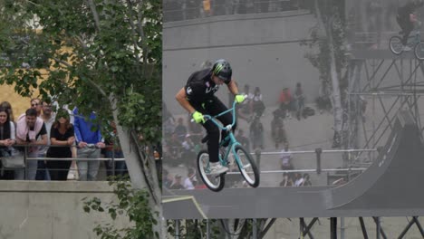 Ciclista-De-Bmx-Realizando-Impresionantes-Acrobacias-De-Camionero-Y-X-up-En-Fise-Montpellier