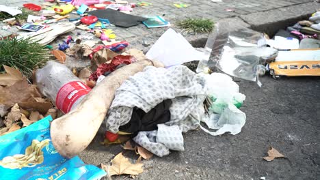 Basura-Esparcida-En-La-Acera-De-Una-Ciudad