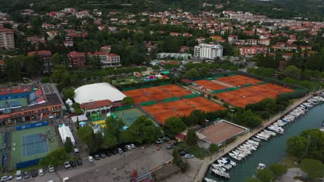 Drohnenantenne,-Schneller-Vorlauf,-Fliegende-Küstenansicht-Von-Portoroz,-ATP-Challenger-Slowenien,-Offene-Tennisplätze