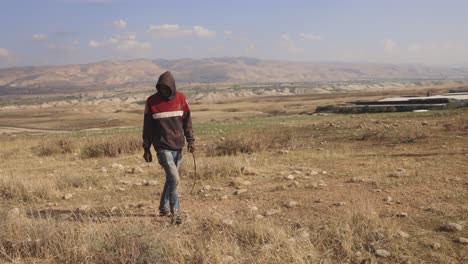 Hombre-De-Israel-Caminando-En-El-Desierto-Seco