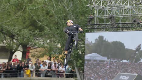 En-Las-Rampas-Elevadas-Del-Parque-De-Patinaje,-Un-Joven-Hábil-Muestra-Sin-Miedo-Su-Destreza-Realizando-Trucos-Asombrosos-En-Una-Bicicleta,-Desafiando-La-Gravedad-Y-Superando-Los-Límites-De-La-Altura-Y-La-Habilidad.