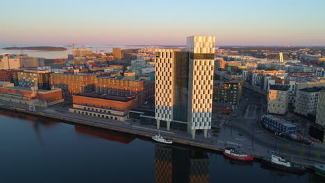 Vista-Aérea-Del-Edificio-Del-Hotel-Clarion,-En-Un-Soleado-Amanecer,-En-Jatkasaari,-Helsinki,-Finlandia---Dolly,-Disparo-De-Drone