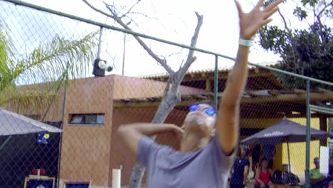 Ein-Aufschlag-Bei-Einer-Partie-Beach-Tennis