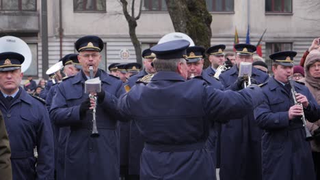 Beobachten-Sie,-Wie-Ein-Dirigent-Eine-Militärkapelle-Dirigiert,-Die-In-Kaunas,-Litauen,-Anlässlich-Der-Wiederherstellung-Des-Staates-Und-Der-Vasario-Feier-Ausgestellt-Ist