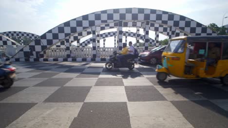 Tráfico-En-Movimiento-En-El-Puente-Napier-Transformado-En-Un-Tablero-De-Ajedrez,-Chennai