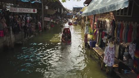 Schwimmender-Markt-Amphawa,-Thailand,-Luftaufnahme-Des-Traditionellen-Lokalen-Marktplatzes-Mit-Booten-Im-Fluss-Und-Geschäften-Am-Flussufer