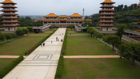 Vista-Aérea-De-Vuelo-Bajo-Hacia-Adelante-Del-Complejo-Del-Museo-Del-Buda-Fo-Guang-Shan