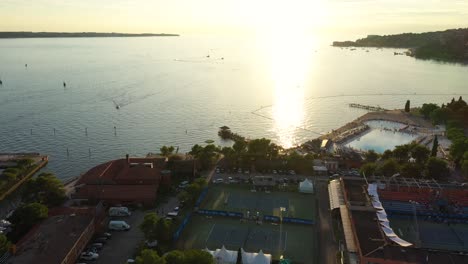 Vista-Aérea-De-Drones-Hacia-Adelante-Vista-Aérea-De-Portoroz-En-Luz-Amarilla-Del-Atardecer,-Eslovenia