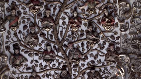 Detalle-De-La-Escultura-De-Porcelana-De-Un-árbol-Con-Santos,-Vírgenes-Y-ángeles-En-La-Catedral-Católica-De-La-Ciudad,-Tiro-Revelador-En-Ascenso