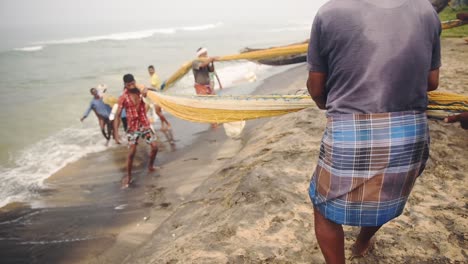 Einheimische-Fischen-Mit-Traditionellen-Fischernetzen,-Kappil-Beach,-Varkala,-Indien