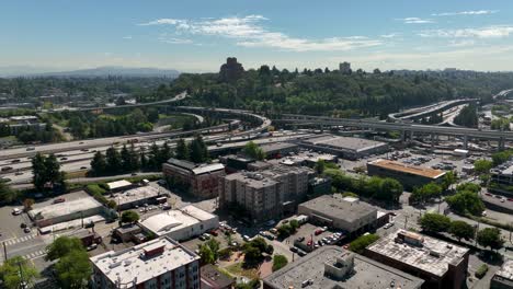 Disparo-De-Un-Dron-Sobre-El-Distrito-Internacional-De-Seattle-Con-Las-Principales-Autopistas-A-Lo-Lejos