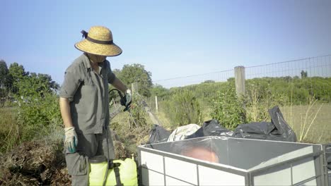 Un-Campesino-Prepara-Un-Contenedor-De-Abono-En-Una-Pequeña-Granja.