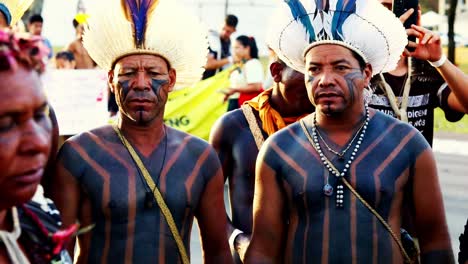 Nahaufnahme-Farbenfroher-Indigener-Männer,-Die-Gegen-Die-Abgrenzung-Des-Amazonas-Protestieren