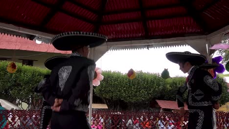 Toma-En-Cámara-Lenta-De-Bailarines-Tradicionales-De-Mariachi.