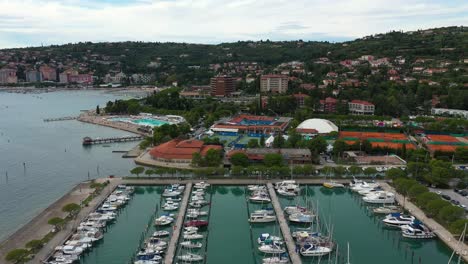 Drone-Aéreo-Avance-Rápido-Vista-Aérea-De-Portoroz-Antes-Del-Atp-Retador-Tenis-Abierto-De-Eslovenia