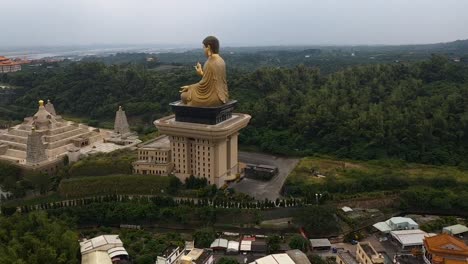 Vista-Aérea-Giratoria-Derecha-Del-Complejo-Del-Museo-De-La-Estatua-Del-Buda-Dorado-De-Fo-Guang-Shan